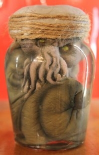 Ctchulhu Pulp. Figura atrapada en frasco de este monstruo famoso.