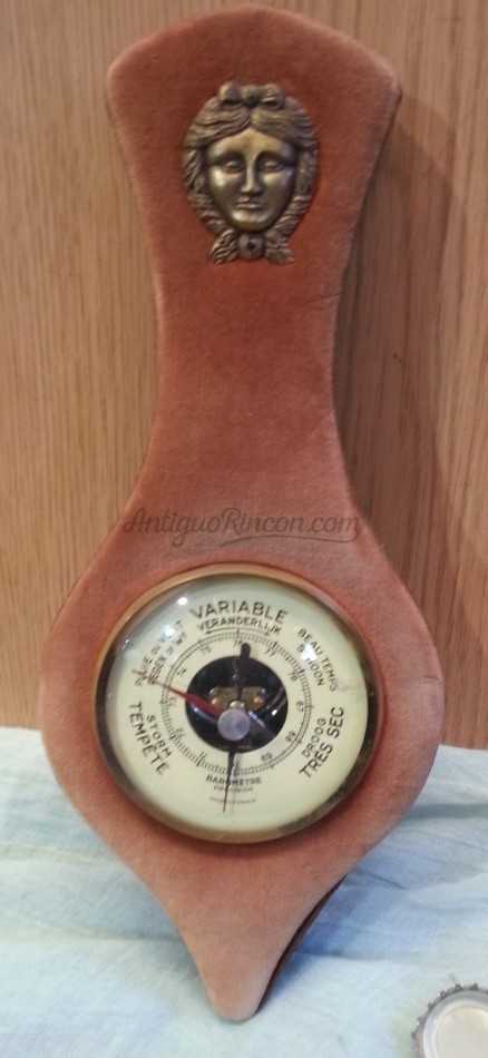 Barómetro. Años 70. En madera y vidrio. Funcionando. Barómetro. Años 70. En madera y vidrio. Funcionando.