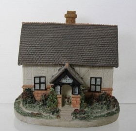 Casa en miniatura. Colección. Fabricada por la marca ACADEMIA. Resina pintada a mano.