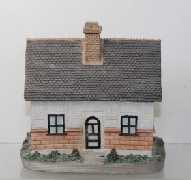 Casa en miniatura. Colección. Fabricada por la marca ACADEMIA. Resina pintada a mano.