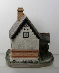 Casa en miniatura. Colección. Fabricada por la marca ACADEMIA. Resina pintada a mano.