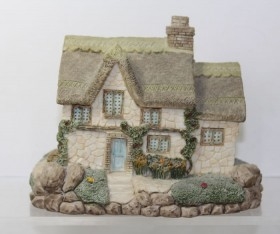 Casa en miniatura. Colección. Fabricada por la marca ACADEMIA. Resina pintada a mano.