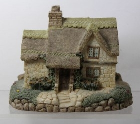 Casa en miniatura. Colección. Fabricada por la marca ACADEMIA. Resina pintada a mano.