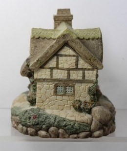 Casa en miniatura. Colección. Fabricada por la marca ACADEMIA. Resina pintada a mano.