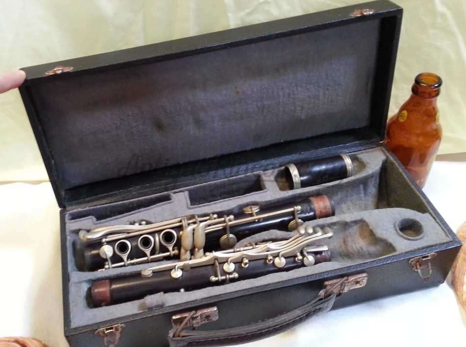 Clarinete antiguo. Años 60-70. NO funciona. Estuche original.