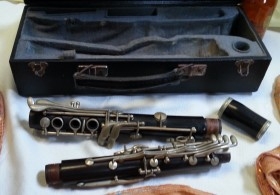 Clarinete antiguo. Años 60-70. NO funciona. Estuche original.