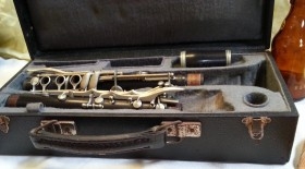 Clarinete antiguo. Años 60-70. NO funciona. Estuche original.