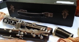 Clarinete antiguo. Años 60-70. NO funciona. Estuche original.