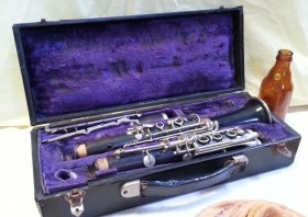 Clarinete antiguo. Años 70-80. NO funciona. Estuche original.