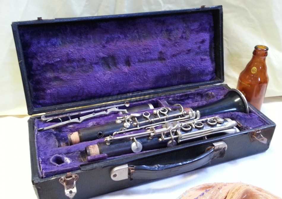 Clarinete antiguo. Años 70-80. NO funciona. Estuche original.