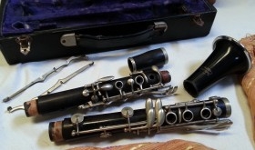 Clarinete antiguo. Años 70-80. NO funciona. Estuche original.