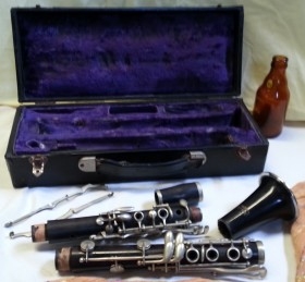 Clarinete antiguo. Años 70-80. NO funciona. Estuche original.