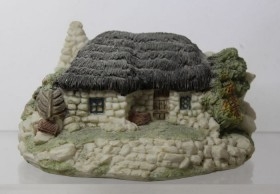 Casa en miniatura. Colección. Fabricada por la marca ACADEMIA. Resina pintada a mano.