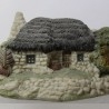 Casa en miniatura. Colección. Fabricada por la marca ACADEMIA. Resina pintada a mano.