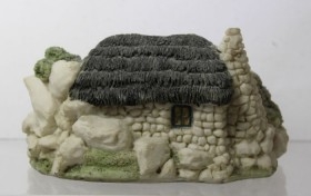 Casa en miniatura. Colección. Fabricada por la marca ACADEMIA. Resina pintada a mano.