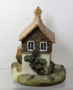 Casa en miniatura. Colección. Fabricada por la marca ACADEMIA. Resina pintada a mano.