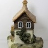 Casa en miniatura. Colección. Fabricada por la marca ACADEMIA. Resina pintada a mano.