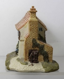 Casa en miniatura. Colección. Fabricada por la marca ACADEMIA. Resina pintada a mano.