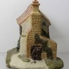 Casa en miniatura. Colección. Fabricada por la marca ACADEMIA. Resina pintada a mano.