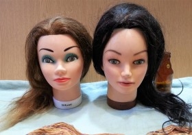 Cabezas de peluquería para aprender a peinar cabello. Pareja. Maniquís peluquero. Años 90