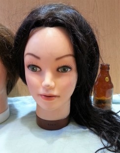 Cabezas de peluquería para aprender a peinar cabello. Pareja. Maniquís peluquero. Años 90