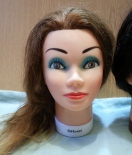 Cabezas de peluquería para aprender a peinar cabello. Pareja. Maniquís peluquero. Años 90