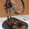 Lupa de gabinete estilo vintage en madera y metal. Réplica nueva a estrenar.