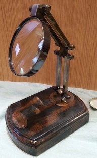 Lupa de gabinete estilo vintage en madera y metal. Réplica nueva a estrenar.