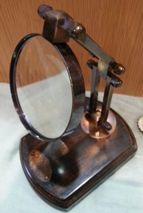 Lupa de gabinete estilo vintage en madera y metal. Réplica nueva a estrenar.