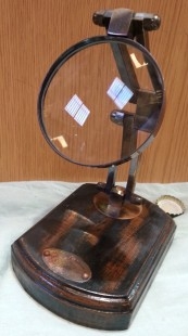 Lupa de gabinete estilo vintage en madera y metal. Réplica nueva a estrenar.