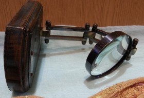 Lupa de gabinete estilo vintage en madera y metal. Réplica nueva a estrenar.