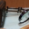 Lupa de gabinete estilo vintage en madera y metal. Réplica nueva a estrenar.