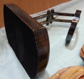 Lupa de gabinete estilo vintage en madera y metal. Réplica nueva a estrenar.
