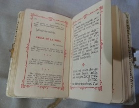 LIbro Devocionario infantil del año 1955. Tapas nacaradas.