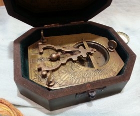 Brújula con péndulo. Réplica en bronce. Nueva a estrenar.