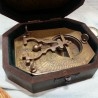 Brújula con péndulo. Réplica en bronce. Nueva a estrenar.