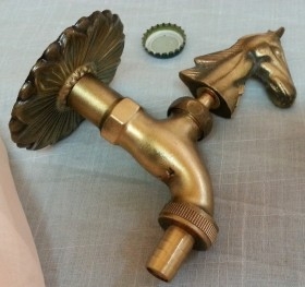 Grifo de jardín en bronce con manivela en forma de cabeza de caballo.