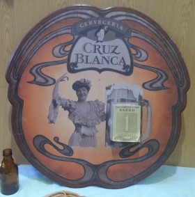 Placa publicitaria cervezas LA CRUZ BLANCA. En madera.
