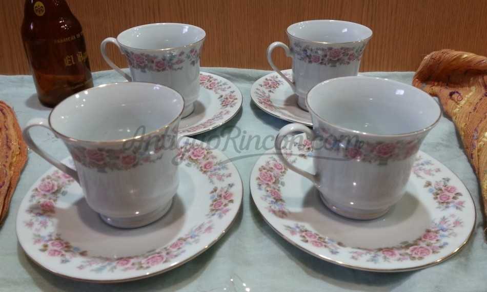 Tazas de café con sus platillos en porcelana.Conjunto emblemático de los años 70