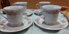 Tazas de café con sus platillos en porcelana.Conjunto emblemático de los años 70