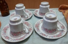 Tazas de café con sus platillos en porcelana.Conjunto emblemático de los años 70