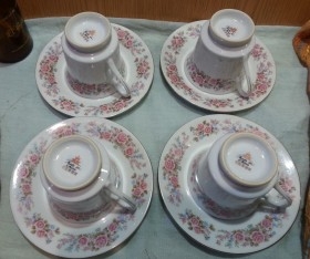 Tazas de café con sus platillos en porcelana.Conjunto emblemático de los años 70