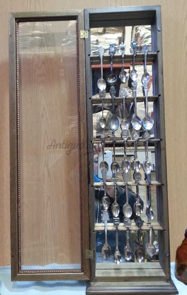 Cucharillas de té. Colección de 25 unidades. Con su expositor de madera. Tea spoons. Cucharillas de té. Colección de 25 unidades. Con su expositor de madera. Tea spoons.
