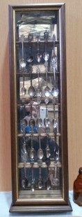 Cucharillas de té. Colección de 25 unidades. Con su expositor de madera. Tea spoons.