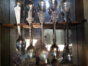 Cucharillas de té. Colección de 25 unidades. Con su expositor de madera. Tea spoons.
