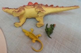 Dinosaurios de juguete. Fabricados en plástico y goma.