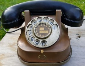 Teléfono antiguo. Años 50. Cobre y baquelita. Precioso aparato.