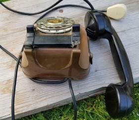 Teléfono antiguo. Años 50. Cobre y baquelita. Precioso aparato.