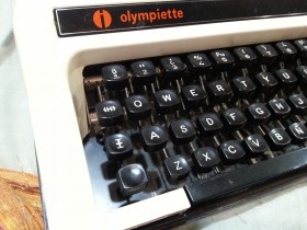 Máq. de escribir Olympìette. Vieja máquina. Funcionando.