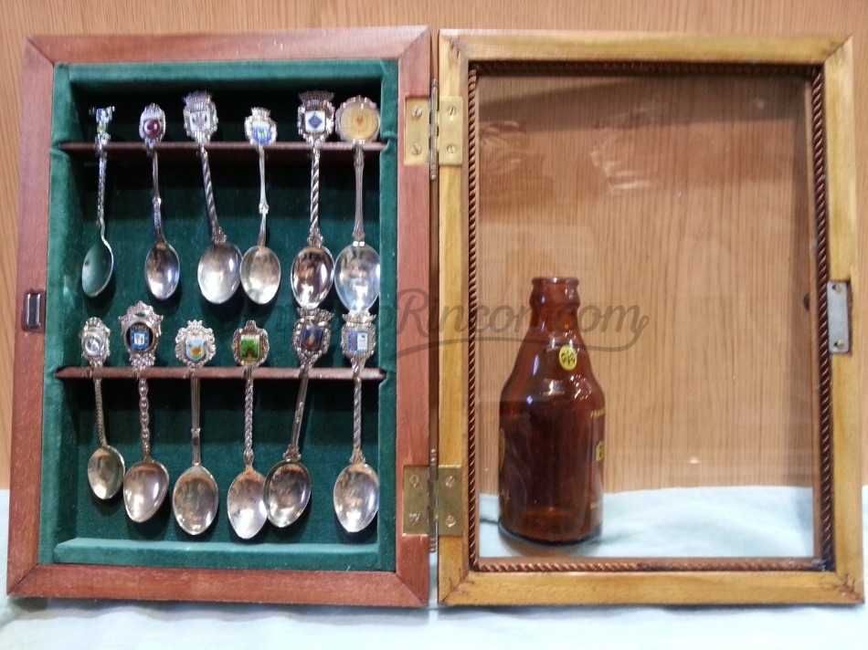 Cucharillas de té. Colección de 12 unidades. Con su expositor de madera. Tea spoons.